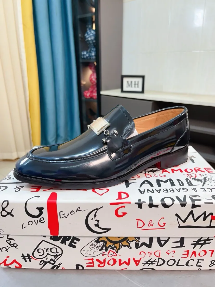 Men's shoes 💰540🌸🌸 [DG Dolce & Gabbana] High-end customized leather shoes. The upper is made of imported calf leather. Original hardware. I believe you will be impressed from the first time you see it. The avant-garde atmosphere can no longer fully interpret its elegance. AAA grade rubber outsole is super comfortable. The original cover last of the counter ensures its original version and quality. The upper is simple and the cowhide lining ensures its comfort and breathability. A pair of truly good shoes has its own unique soul, famous quality, and the first choice for successful people. Regular size 38-44 (45 customized)